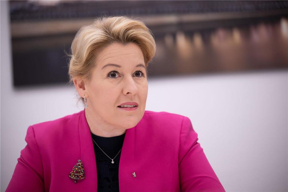 Berlins Wirtschaftssenatorin Franziska Giffey (SPD) glaubt nicht an den Tankrabatt. (Archivbild)Sebastian Gollnow/dpa