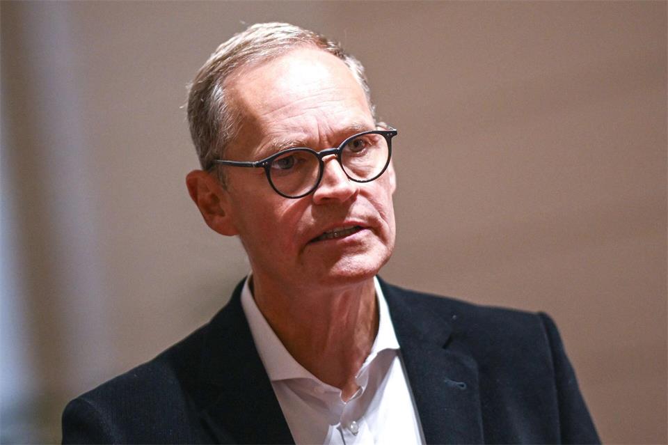 Berlins ehemaliger Regierender Bürgermeister Michael Müller (SPD) sieht eine Regierungskoalition mit der Linken skeptisch. (Archivbild) Britta Pedersen/dpa