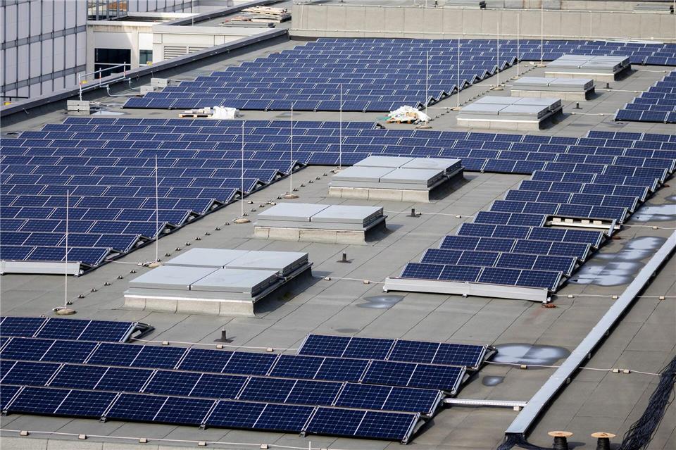 Solarausbau: Giffey will mehr auf große Dächer schauen Berlins größte Photovoltaik-Anlage wurde auf den Dächern der Messe errichtet. In den kommenden Jahren will Wirtschaftssenatorin Franziska Giffey verstärkt auf solche Großprojekte setzen. (Archivbild)Christoph Soeder/dpa