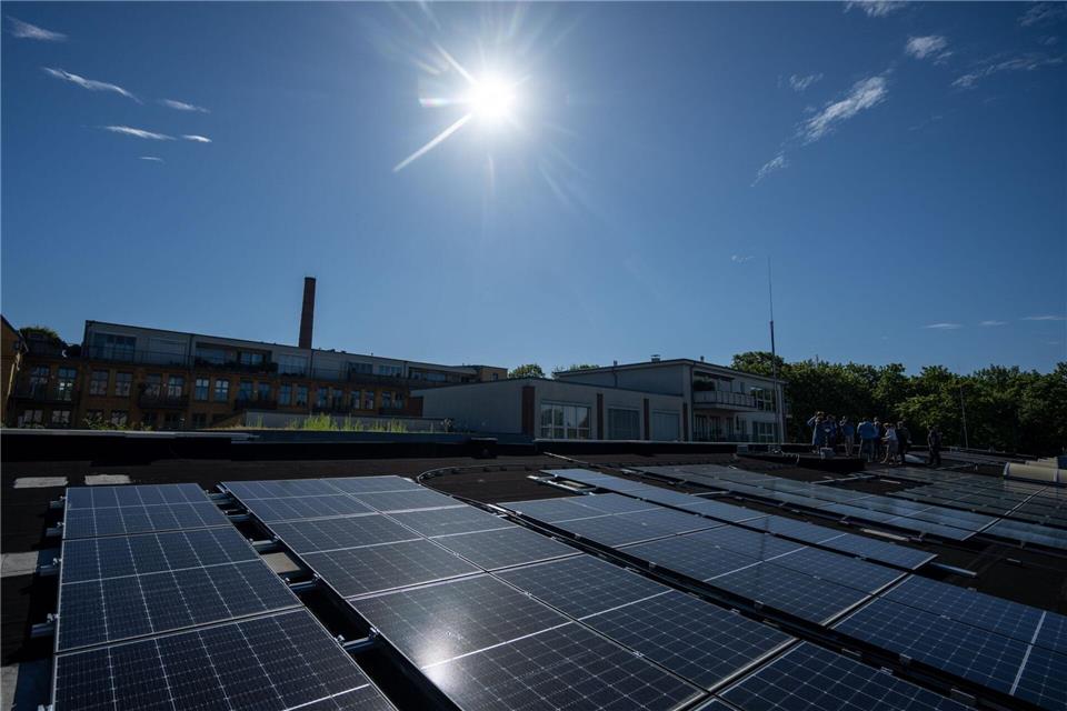 Berlins landeseigene Unternehmen sollen erheblich in den Klimaschutz investieren. (Archivbild) Monika Skolimowska/dpa