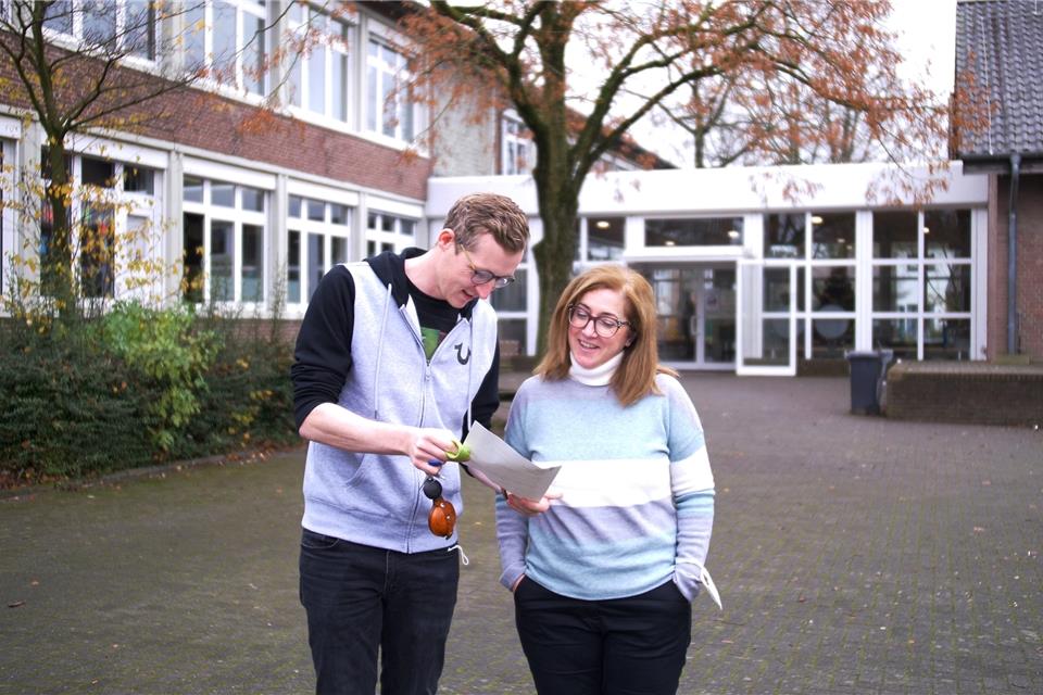 Bernard Köhler und „Vicky“ Psalla beim gemeinsamen Erstellen ihres Erfahrungsberichtes. 