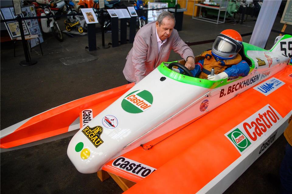 Bernd Beckhusen steht im Technikmuseum Magdeburg neben seinem Rennboot aus dem Jahr 1988.Klaus-Dietmar Gabbert/dpa