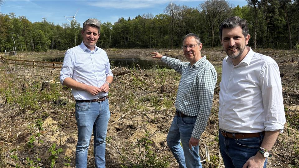 Bernd Garvert (v. li.), Stefan Kranz und Dr. Patrick Voßkamp am umgestalteten Kranenmeer.