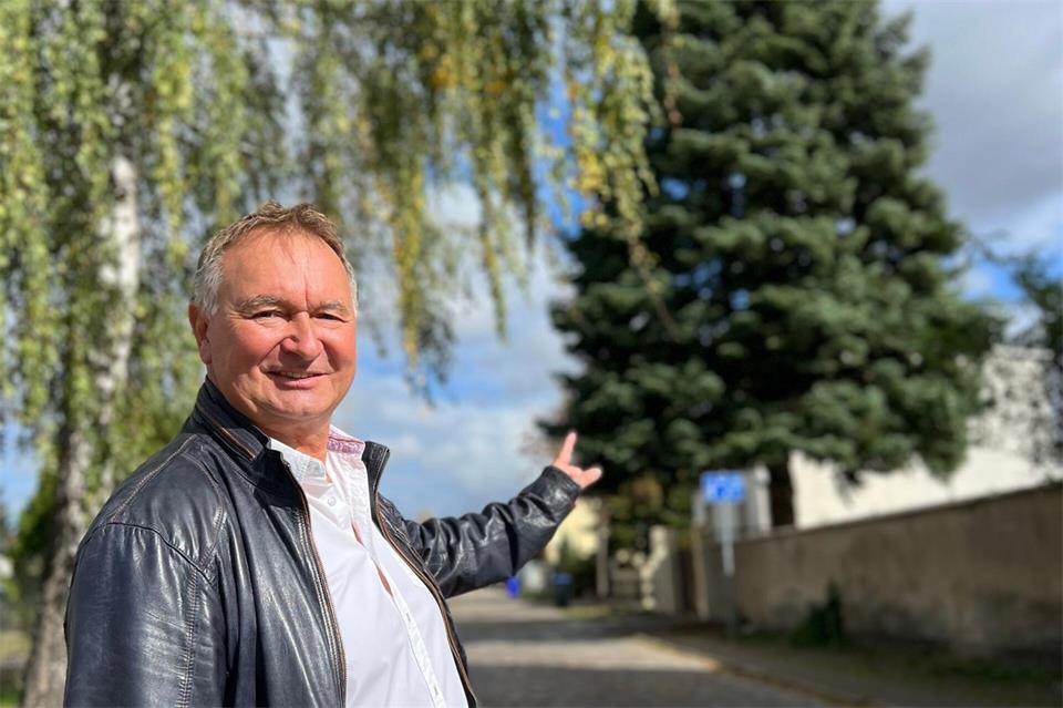 Bernd Köppen zeigt auf seine rund 25 Meter hohe Colorado-Tanne. Robert Richter/Agentur Presstige/dpa