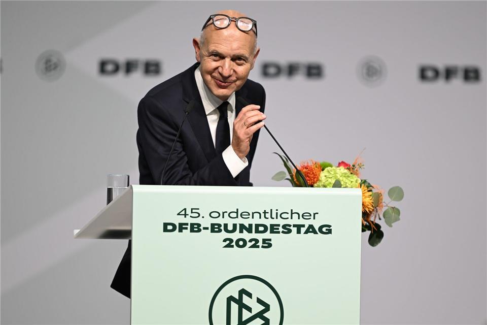 Bernd Neuendorf ist auf dem DFB-Bundestag für weitere vier Jahre im Amt des Präsidenten bestätigt worden.Arne Dedert/dpa