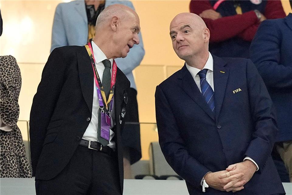 Bernd Neuendorf (l) findet Gianni Infantino gar nicht mehr gut. (Archivbild)Martin Meissner/AP/dpa