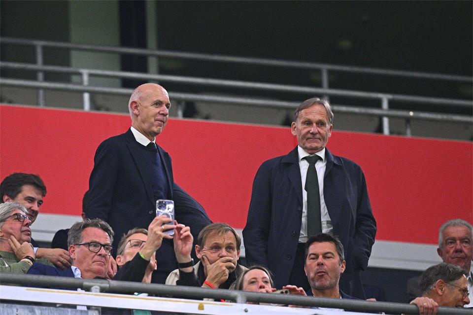 Bernd Neuendorf und Hans-Joachim Watzke (r) sprechen sich gegen Gianni Infantino aus. (Archivbild)Tom Weller/dpa
