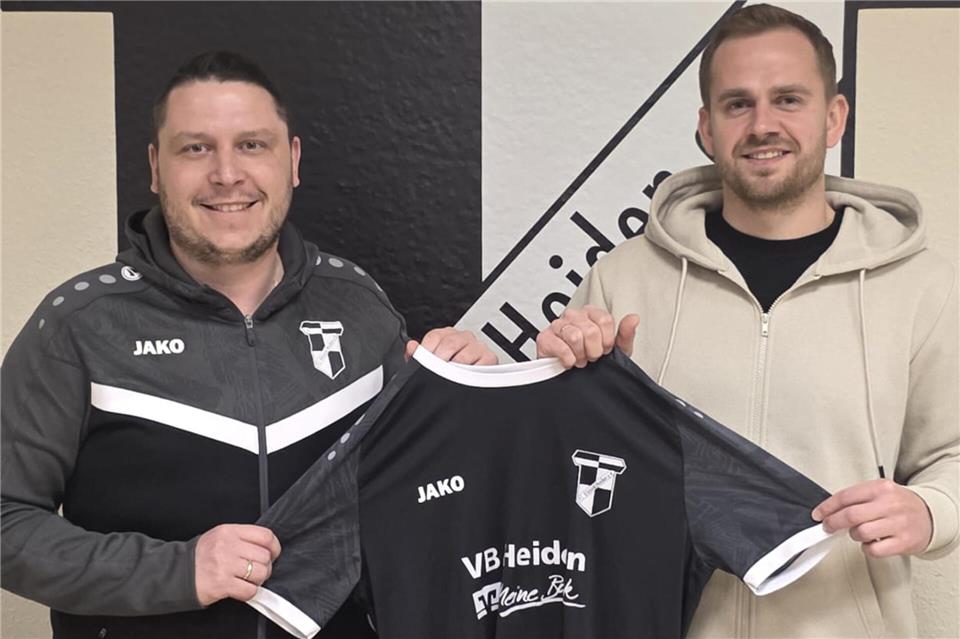 Bernd Oenning, Geschäftsführer Fußball bei der Heidener Viktoria, mit Neuzugang Dennis Hubert (rechts).