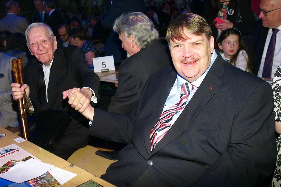 Bernd Posselt (r), Sprecher der Sudetendeutschen Volksgruppe, mit dem Schriftsteller Milan Uhde (l), dem diesjährigen Preisträger des Europäischen Karlspreises der Sudetendeutschen, an einem Tisch.Michael Heitmann/dpa