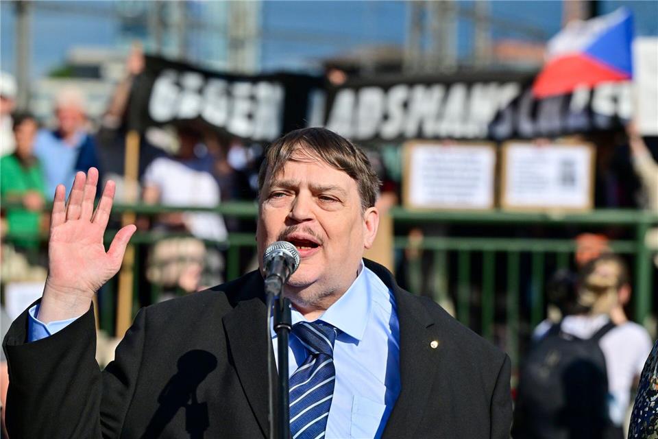 Bernd Posselt von der Sudetendeutschen Volksgruppe spricht bei der Gedenkfeier für die Opfer des Holocaust an dem Ort, von dem aus die jüdischen Transporte aus Brünn abfuhren.·álek Václav/CTK/dpa