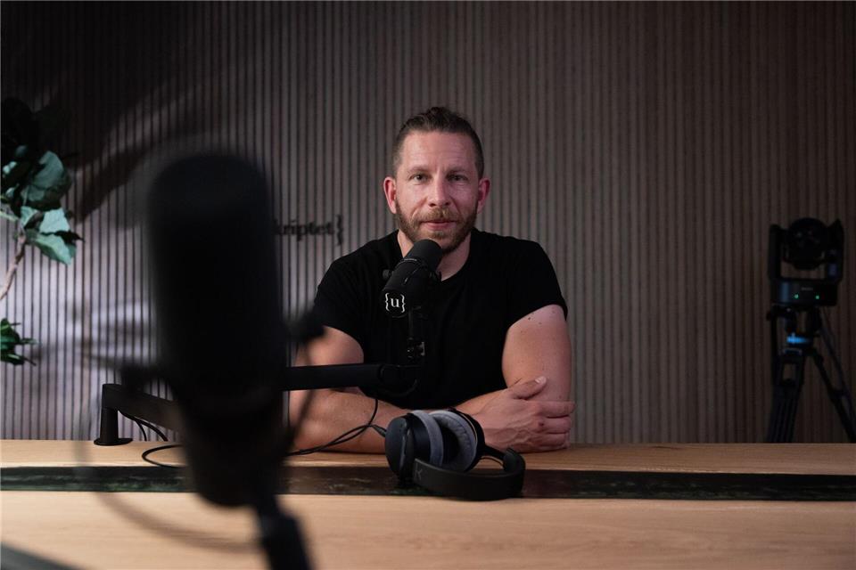 Berndt nimmt mitunter zwei Podcasts an einem Tag in seinem Studio in einem Kölner Vorort auf (Archivbild).Rolf Vennenbernd/dpa