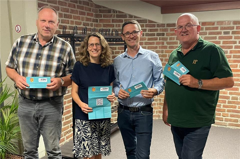 Bernhard Bölker (von links), Dr. Gerswid Altenhoff-Weber, Jonathan Schmidt und Arno Brömmel präsentieren den Flyer zu der Umfrage.