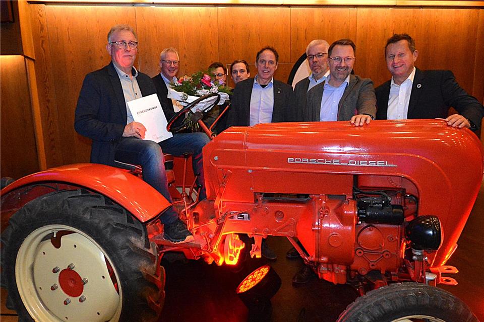 Bernhard Overkämping (li.) schied nach 34 Jahre aus dem Aufsichtsrat aus und wurde für seine Verdienste durch RVWL-Vorstand Frank Niemer (2.v.r.) mit der Raiffeisennadel in Gold geehrt. Es gratulieren (v.l.): Geschäftsführender Vorstandssprecher Stefan Nießing, Vorstand; Torsten Kleinheßling, Aufsichtsrat Martin Verbücheln, Vorstandsvorsitzender Hans-Josef Gräven, Aufsichtsratsvorsitzender Paul Krasenbrink und Geschäftsführer Berthold Brake. Mit dabei bei der Generalversammlung im Vennehof: ein Porsche-Oldtimer.