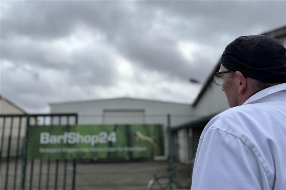 Berthold Bone blickt mit Sorge auf die aktuelle Situation: Im Barfshop in Erle zwingt der Personalmangel zu Veränderungen.