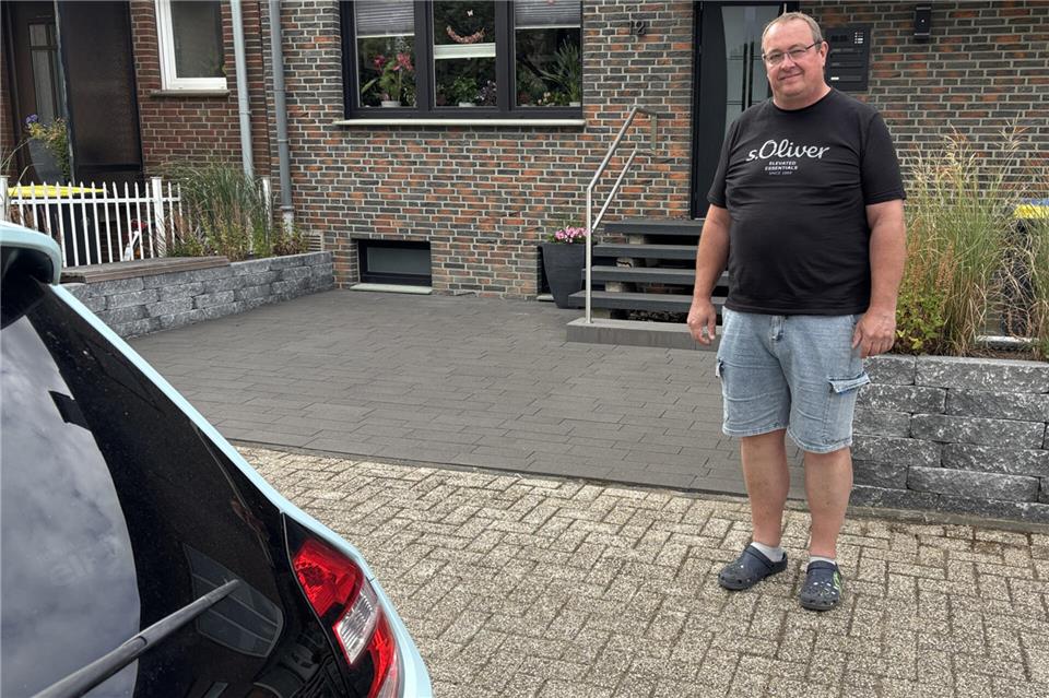 Berthold Mümken kann ein E-Auto nicht vor dem Haus laden, weil er dafür öffentliche Stellplätze in Anspruch nehmen müsste.