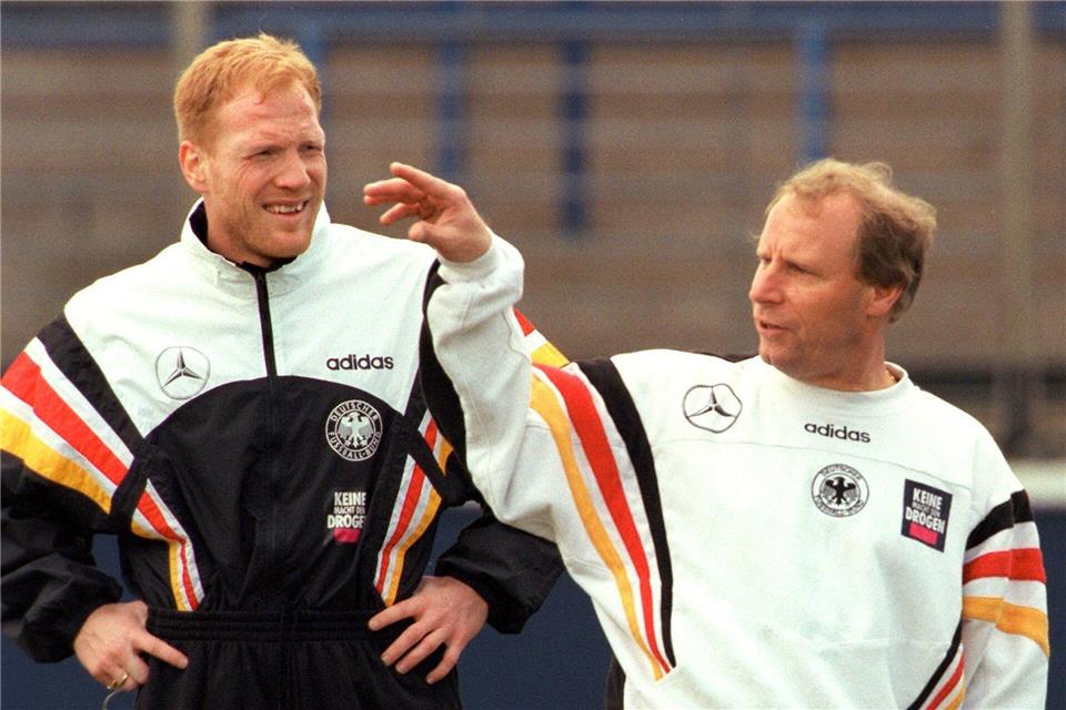 Berti Vogts (r) als Trainer von Matthias Sammer im Jahr 1996 (Archivbild).Oliver Berg/dpa