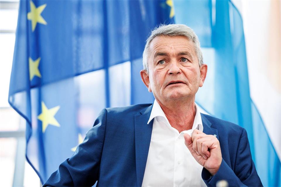 Bertram Brossardt, Hauptgeschäftsführer der bayerischen Metallarbeitgeber, hofft auf einen moderaten Tarifabschluss mit der IG Metall. Der Stellenabbau in der Branche hielt im ersten Halbjahr an. (Archiv)Matthias Balk/dpa
