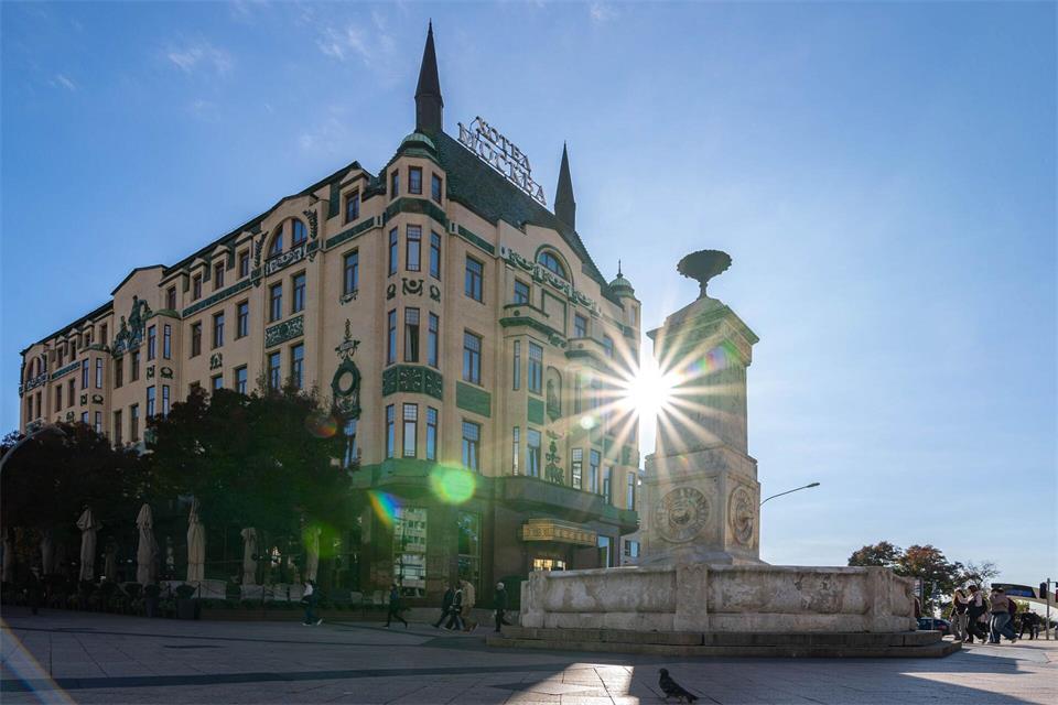 Berühmt für seine fruchtige Moskva-Schnitte: das 1908 eröffnete „Hotel Moskva“, ein architektonisches Juwel im Jugendstil.Tourist Organization of Belgrade/dpa-tmn