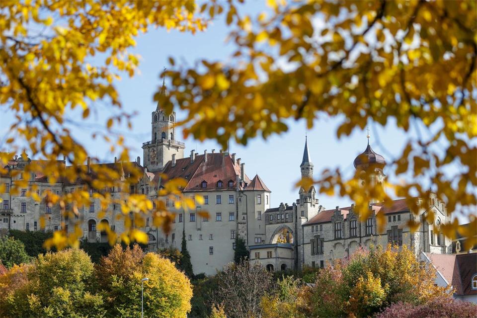 Berühmt ist das Schloss auch für seine Waffenkammer. (Archivbild) Thomas Warnack/dpa