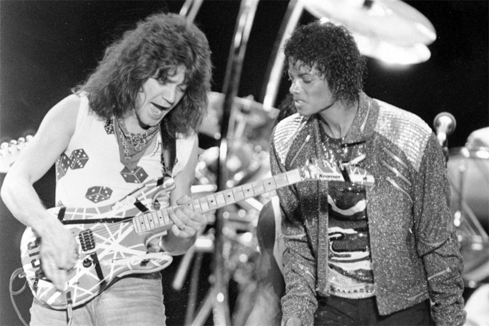 Berühmte Stratocaster-Kopie: die „Franken-Strat“ des 2020 gestorbenen Gitarrenvirtuosen Eddie van Halen. Auf dem Bild ist van Halen bei einem Auftritt mit Michael Jackson im Jahr 1983 zu sehen.Carlos Osorio/AP/dpa