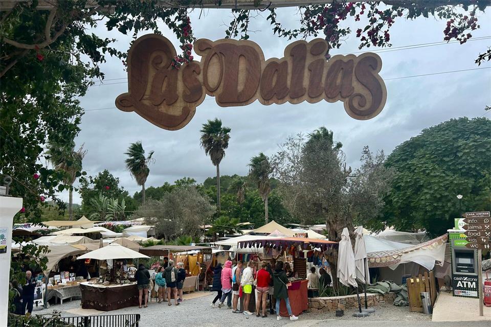 Berühmtheit unter Ibizas Hippie-Märkten: Las Dalias.Friederike Ostermeyer/dpa-tmn
