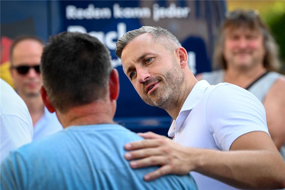 Berührungsängste hat AfD-Spitzenkandidat Ulrich Siegmund im Wahlkampf nicht.Heiko Rebsch/dpa