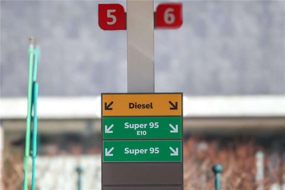 Berufspendler, Handwerksbetriebe und Landwirte leiden unter den hohen Spritpreisen. (Archivbild)Christoph Reichwein/dpa