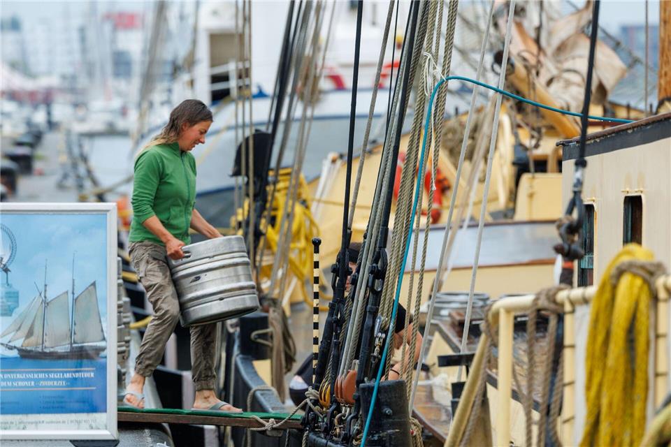 Besatzungsmitglieder bereiten im Stadthafen den Traditionssegler „Zuiderzee“ auf Ausfahrten während der 35. Hanse Sail vor. Jens Büttner/dpa