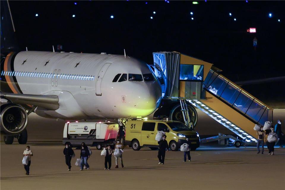 Besatzungsmitglieder der „Hondius“ erreichen am Abend den Flughafen in Eindhoven.Christoph Reichwein/dpa