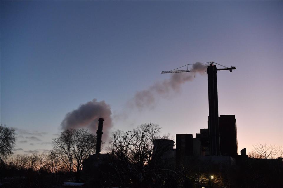 Beschädigt wurde eine Kabelbrücke, die zum Kraftwerk Lichterfelde führt.Paul Zinken/dpa