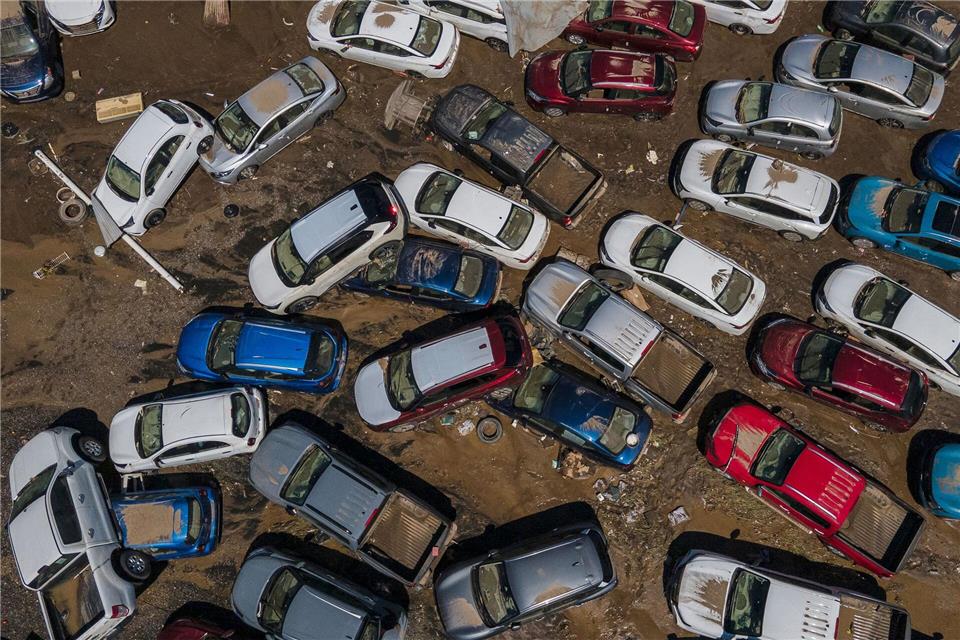 Beschädigte Fahrzeuge stehen nach Überschwemmungen im Schlamm in Poza Rica, Mexiko. Felix Marquez/AP/dpa