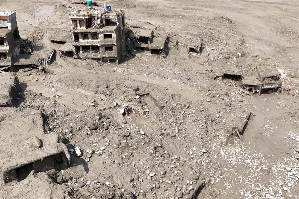Beschädigte Gebäude und Infrastruktur entlang des angeschwollenen Trishuli-Flusses nach der Sturzflut.Skanda Gautam/ZUMA Press Wire/dpa