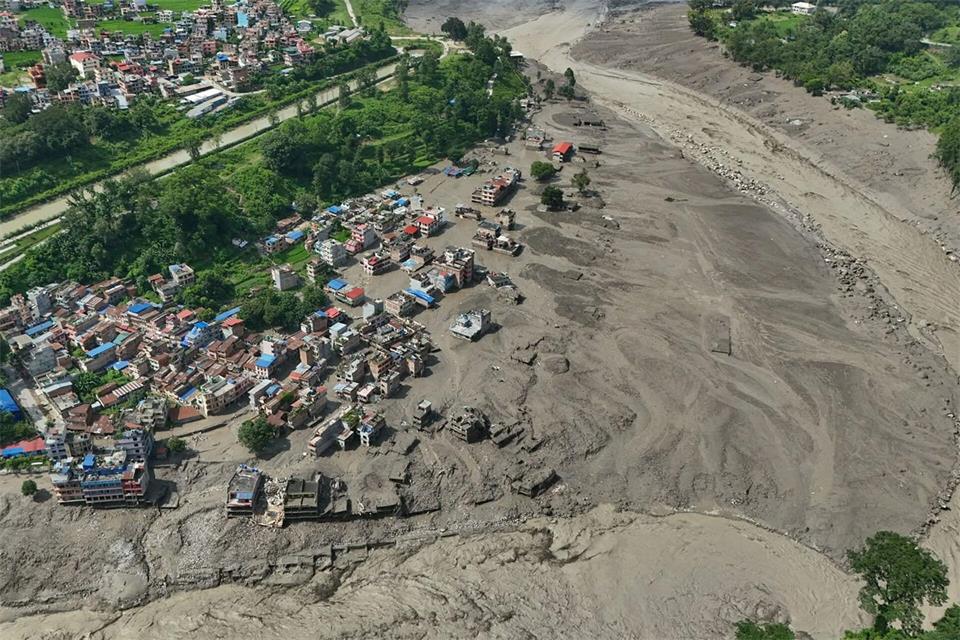 Beschädigte Häuser standen gefährlich nahe an den angeschwollenen, mit Treibgut verstopften Ufern des Trishuli-Flusses. Der Bhotekoshi ist ein Quellfluss des Trishuli.Niranjan Shrestha/AP/dpa