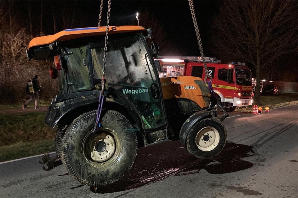 Beschädigte Maschine – aber keine Verletzten: Am Abend wurde das Fahrzeug zurück auf die Straße gehoben.
