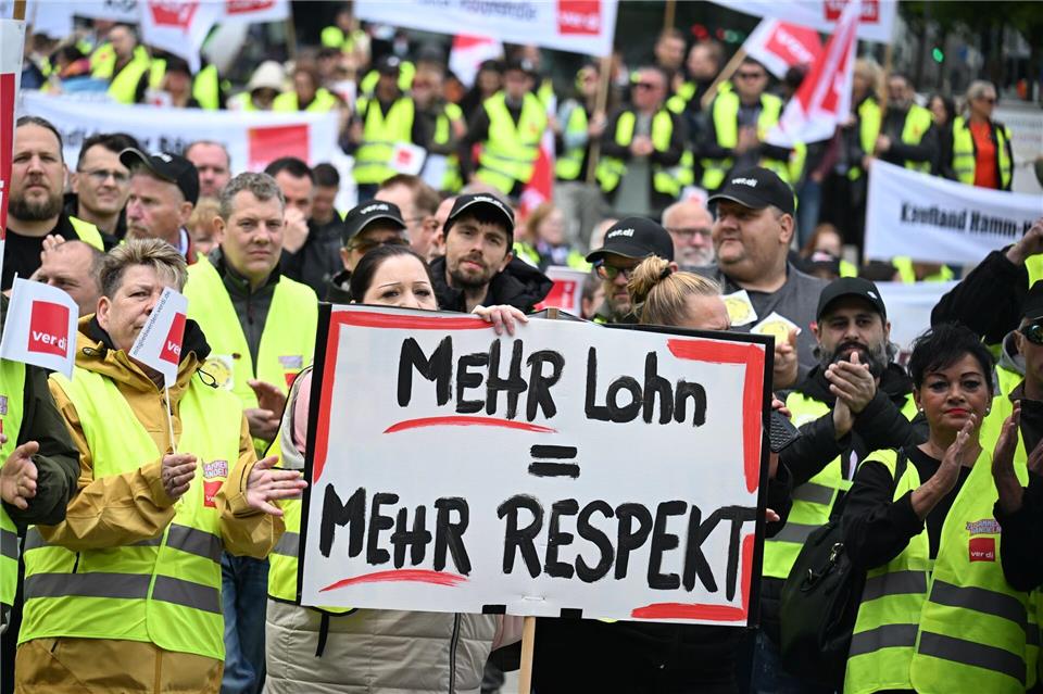 Beschäftige im Einzelhandel demonstrieren in mehreren deutschen Städten. (Archivbild) Federico Gambarini/dpa