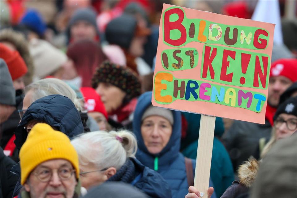Beschäftigte aus dem Bildungsbereich demonstrieren in Leipzig für bessere Arbeitsbedingungen und höhere Einkommen.Jan Woitas/dpa