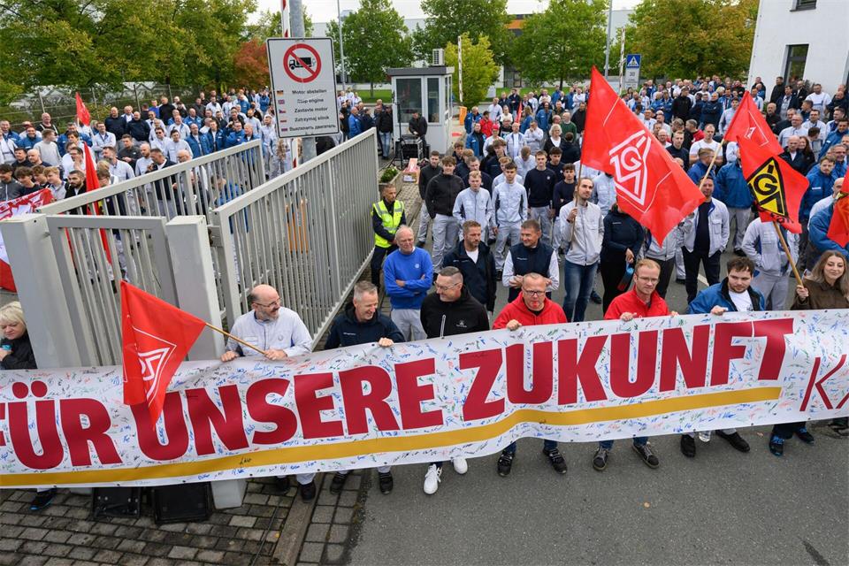 Beschäftigte der Automobilbranche im Osten fürchten um ihre Jobs. Anlässlich des bundesweiten Aktionstages Auto der IG Metall protestieren sie - wie hier am VW-Werk in Chemnitz - gegen Sparmaßnahmen und Schließungspläne.Hendrik Schmidt/dpa