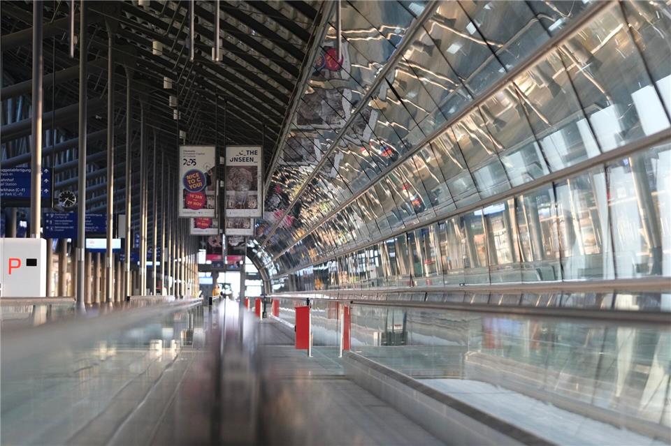 Beschäftigte der Bodenverkehrsdienste und Luftsicherheit legten ihre Arbeit nieder. Sebastian Willnow/dpa