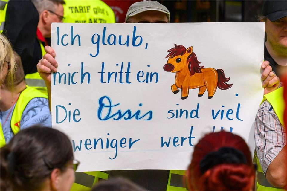 Beschäftigte der Ernährungsindustrie demonstrieren für höhere Löhne und eine schnellere Angleichung an das Westniveau.Klaus-Dietmar Gabbert/dpa