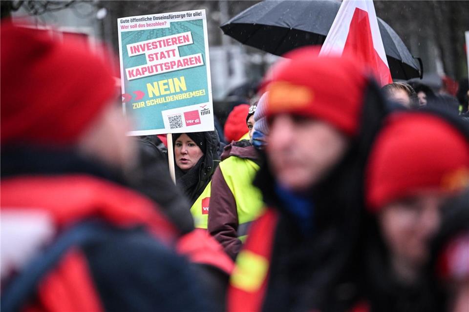 Beschäftigte der Länder gehen auf die Straße: Gewerkschaften rufen für Donnerstag zu Warnstreiks in Berlin und Brandenburg auf. Britta Pedersen/dpa