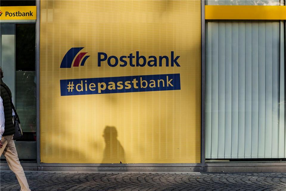 Beschäftigte der Postbank wollen mit Warnstreiks und Kundgebungen den Druck in den Tarifverhandlungen erhöhen. (Archivbild) Andreas Arnold/dpa