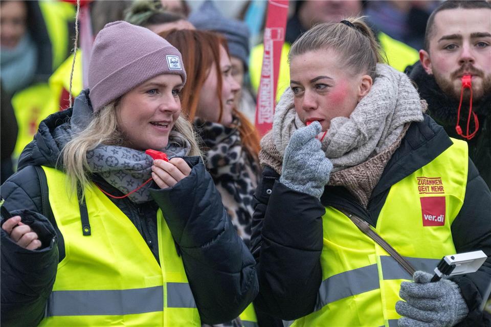 Beschäftigte der Universitätsmedizin Greifswald gehen für ihre Forderungen auf die Straße.Stefan Sauer/dpa