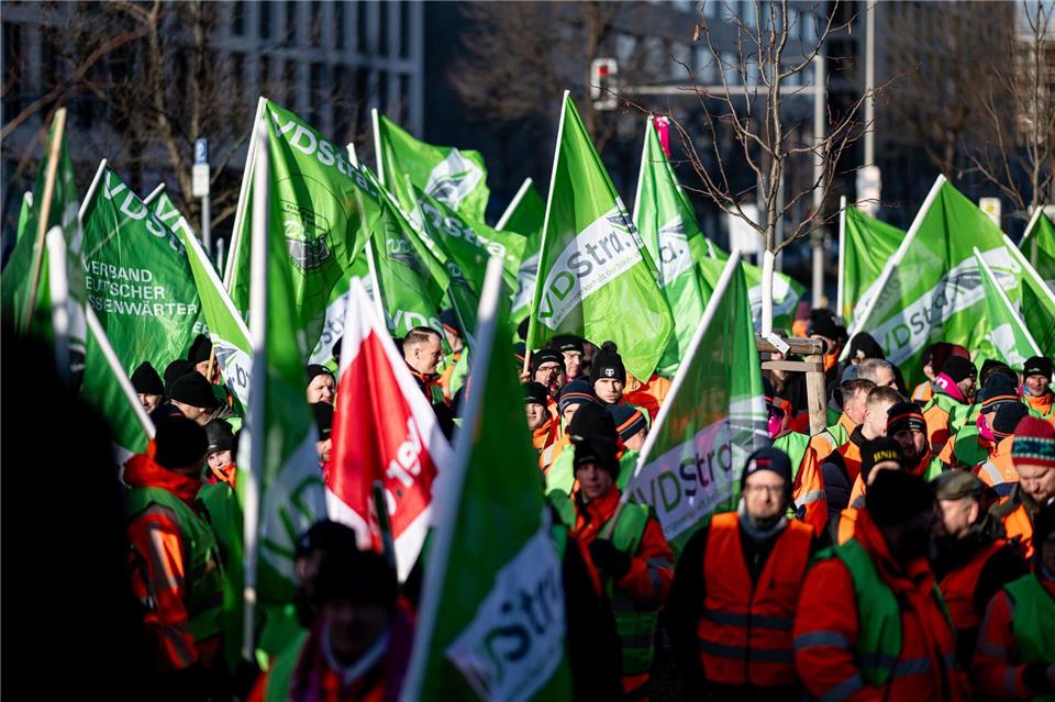 Beschäftigte der bundeseigenen Autobahn-Gesellschaft traten am Dienstag in einen Warnstreik.Fabian Sommer/dpa