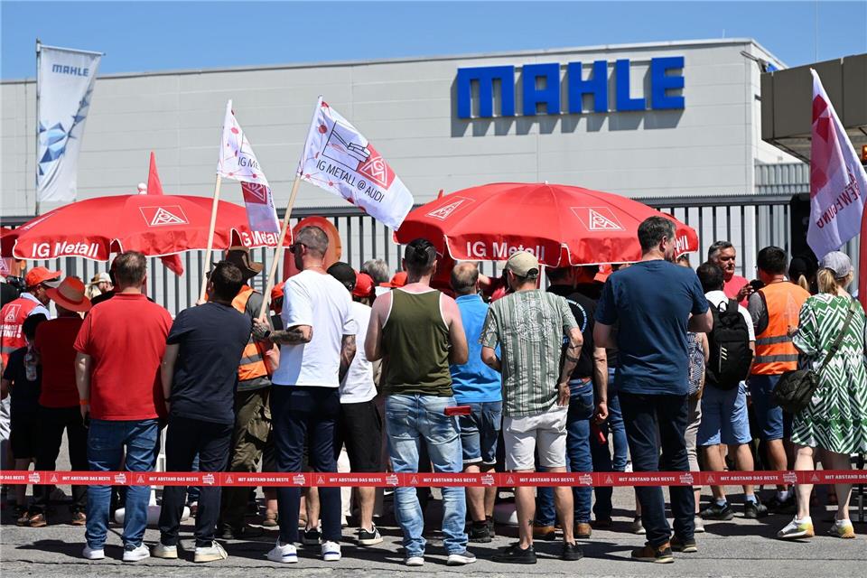 Beschäftigte des Autozulieferers Mahle nehmen vor dem Werk an einem unbefristeten Streik teil.Sven Hoppe/dpa