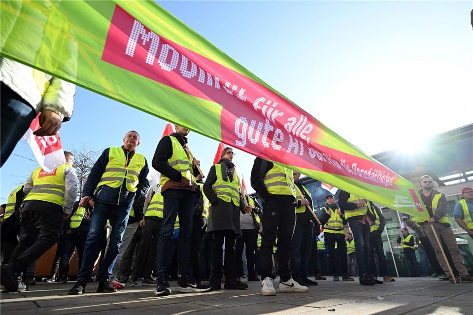 Beschäftigte des Thüringer Nahverkehrs sind kommende Woche von Montag an zu einem dreitägigen Warnstreik aufgerufen. (Archivbild)Martin Schutt/dpa