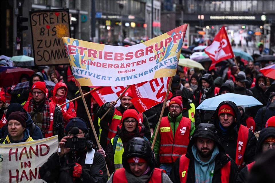 Beschäftigte des öffentlichen Dienstes in Berlin demonstrierten in der Innenstadt.Britta Pedersen/dpa