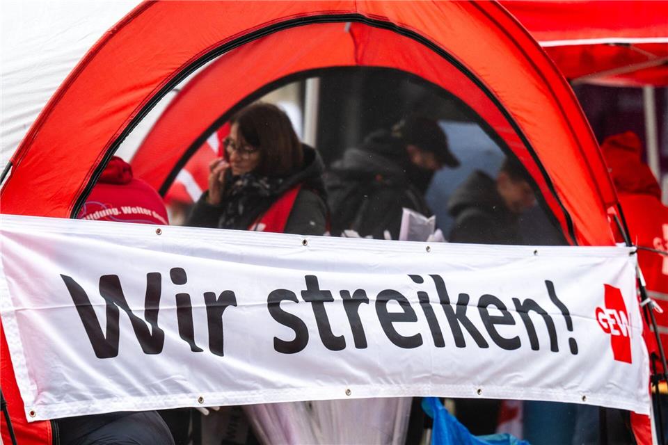 Beschäftigte fordern bessere Bezahlung und sichere Arbeitsbedingungen im Bildungssektor. (Archivbild) Kristin Schmidt/dpa-Zentralbild/dpa