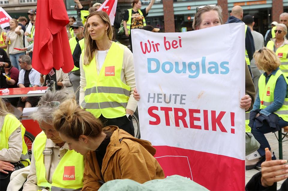 Beschäftigte im Einzel- und Versandhandel waren immer wieder in Warnstreiks getreten. (Archivbild)Bodo Marks/dpa