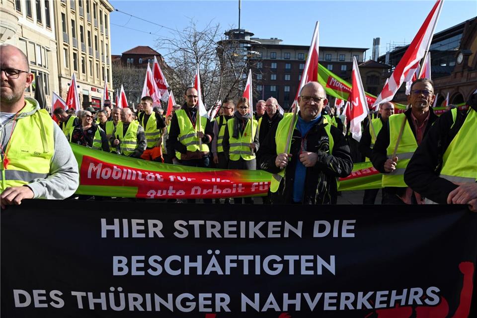 Beschäftigte im Thüringer Nahverkehr fordern bessere Arbeitsbedingungen. (Archivbild)Martin Schutt/dpa