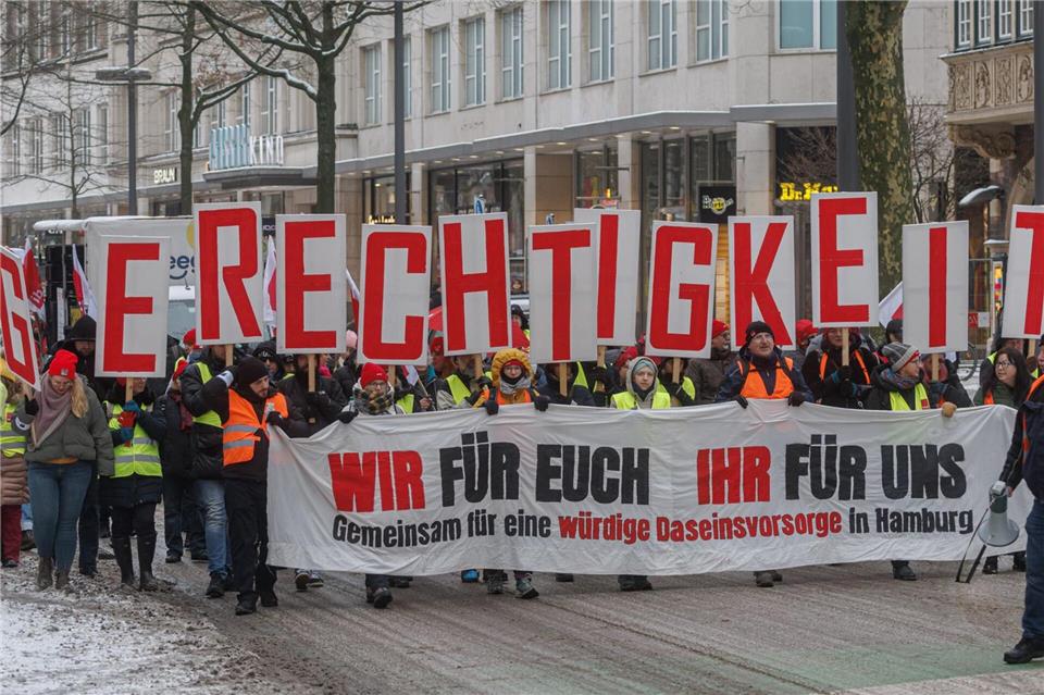 Beschäftigte im öffentlichen Dienst in Hamburg empört besonders, dass sie die eigentlich schon ausverhandelte Hamburg-Zulage nicht bekommen.Markus Scholz/dpa